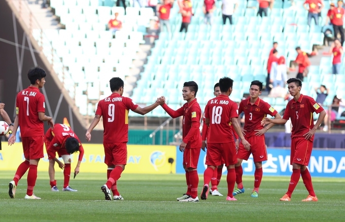 U20 Việt Nam đi vòng quanh sân từ biệt khán giả và World Cup