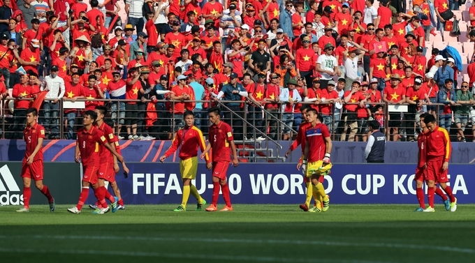 U20 Việt Nam đi vòng quanh sân từ biệt khán giả và World Cup
