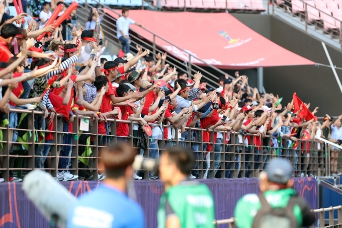 U20 Việt Nam đi vòng quanh sân từ biệt khán giả và World Cup