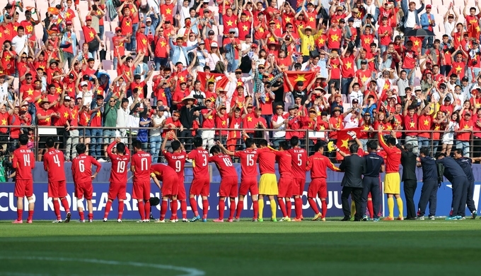 U20 Việt Nam đi vòng quanh sân từ biệt khán giả và World Cup