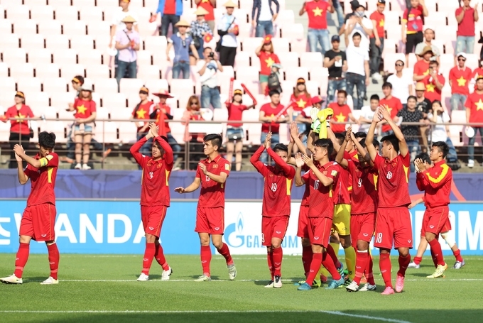 U20 Việt Nam đi vòng quanh sân từ biệt khán giả và World Cup