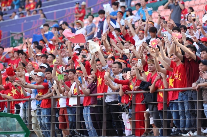 U20 Việt Nam đi vòng quanh sân từ biệt khán giả và World Cup