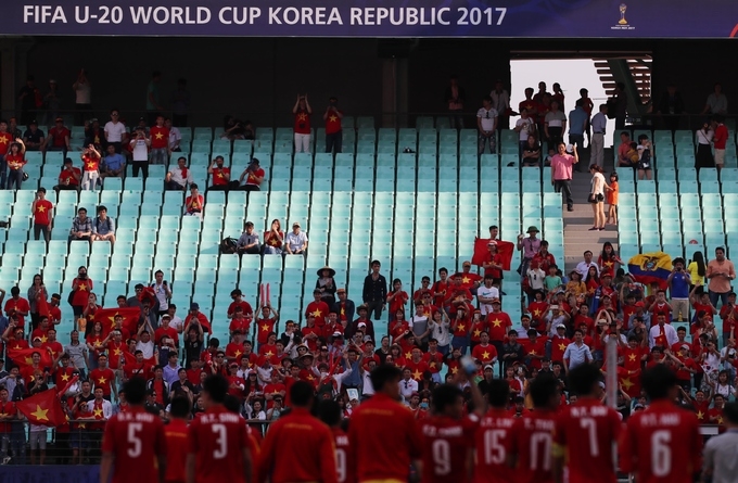 U20 Việt Nam đi vòng quanh sân từ biệt khán giả và World Cup