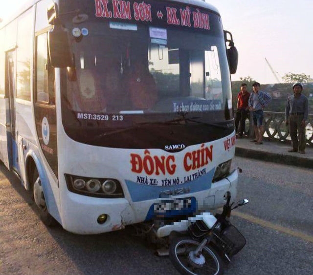 Xe khach dam 1 nguoi chet, 1 nguoi vang xuong song mat tich hinh anh 1