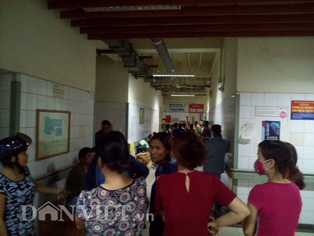 anh: nguoi than dau don ngong cho tin o bv da khoa hoa binh hinh anh 1