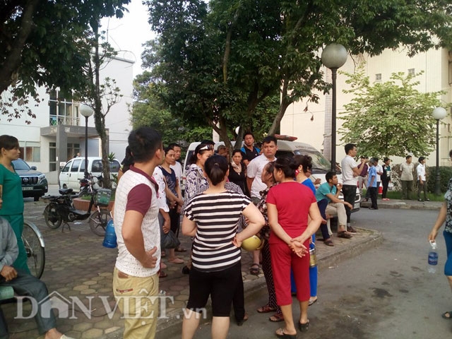 anh: nguoi than dau don ngong cho tin o bv da khoa hoa binh hinh anh 2