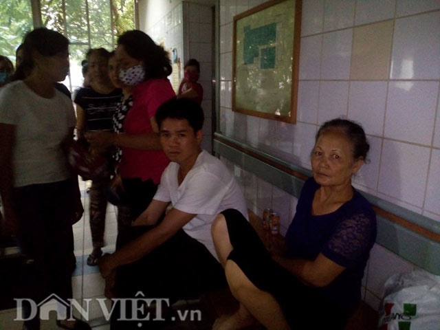 anh: nguoi than dau don ngong cho tin o bv da khoa hoa binh hinh anh 3