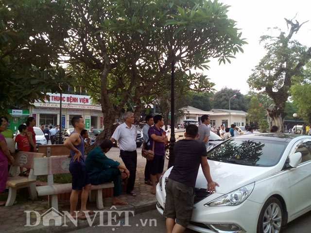 anh: nguoi than dau don ngong cho tin o bv da khoa hoa binh hinh anh 4