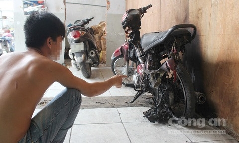 Chu vua dua o TP.HCM bi giang ho nem bom xang, dot xe may hinh anh 1