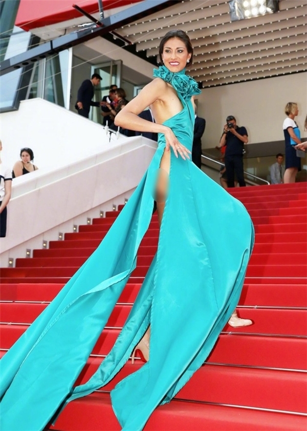 Lại thêm một mỹ nhân vô danh bon chen hở bạo trên thảm đỏ Cannes 2017