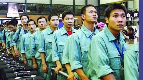 Lao dong Viet o nuoc ngoai: Lam, an, ngu va luot web hinh anh 1