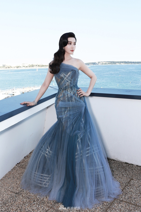 Phạm Băng Băng diện váy xuyên thấu ở lễ bế mạc Cannes