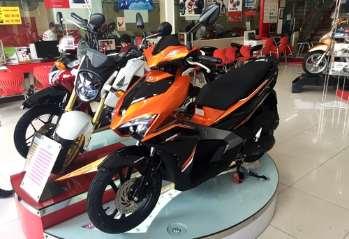 xe-tay-ga-honda-tang-phi-truoc-ba-chuyen-nho-voi-khach-viet-1