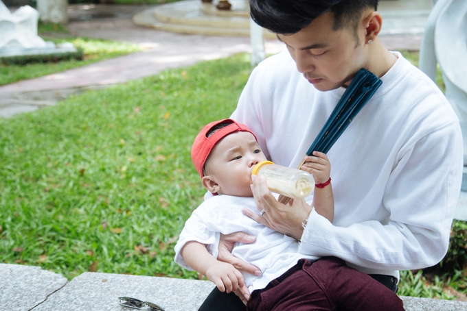 Con trai hơn một tuổi quay MV cùng Ưng Hoàng Phúc