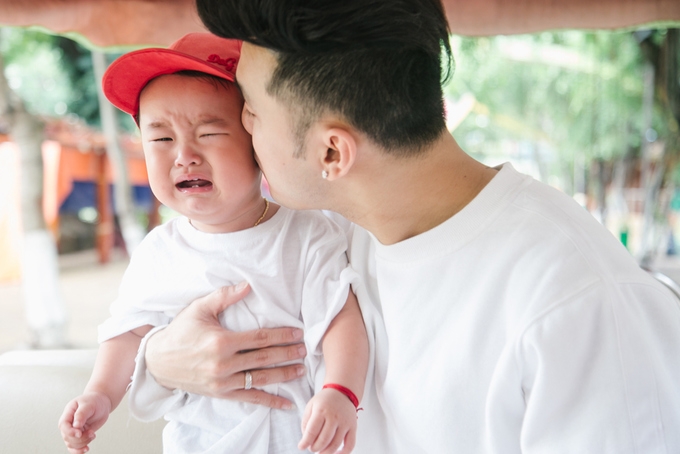 Con trai hơn một tuổi quay MV cùng Ưng Hoàng Phúc