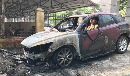  Chỉ sau ít phút chiếc xe Mazda CX5 đã bị ngọn lửa thiêu trụi. 