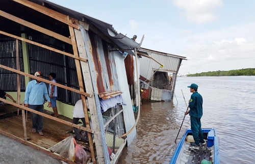 Lực lượng dân quân, công an, bộ đội đến giúp dân khắc phục hậu quả vụ sạt lở. Ảnh: Phúc Hưng.