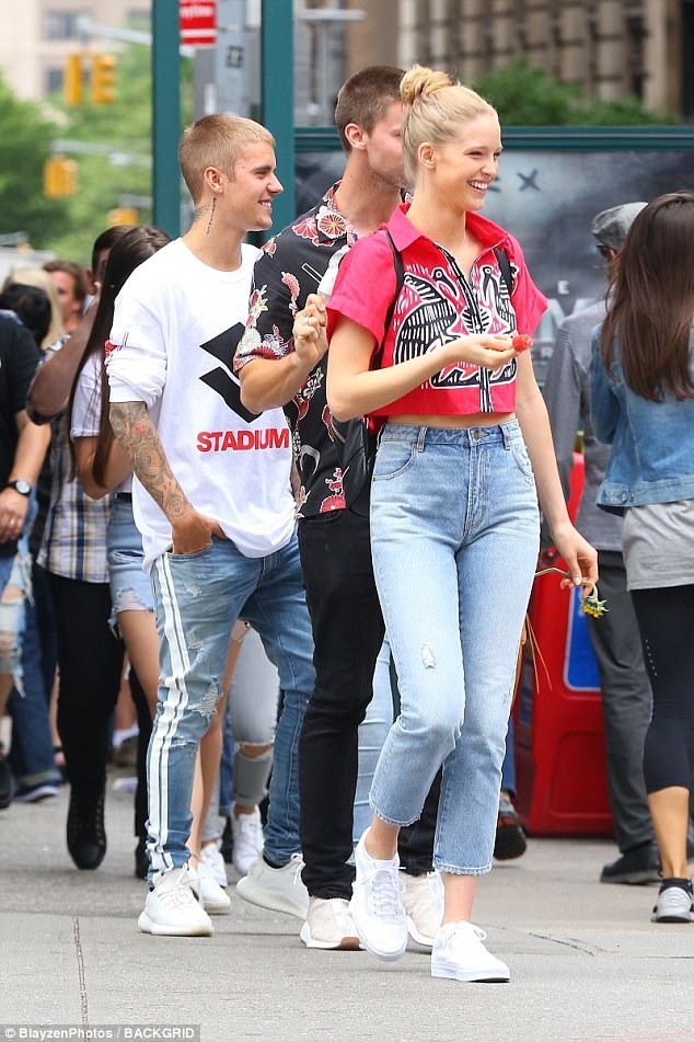 Quá nhỏ con, Justin Bieber bị bạn thân nhấc bổng dễ dàng giữa phố - Ảnh 2.