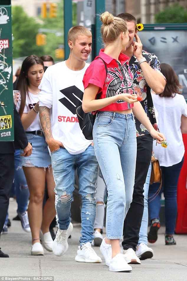 Quá nhỏ con, Justin Bieber bị bạn thân nhấc bổng dễ dàng giữa phố - Ảnh 3.
