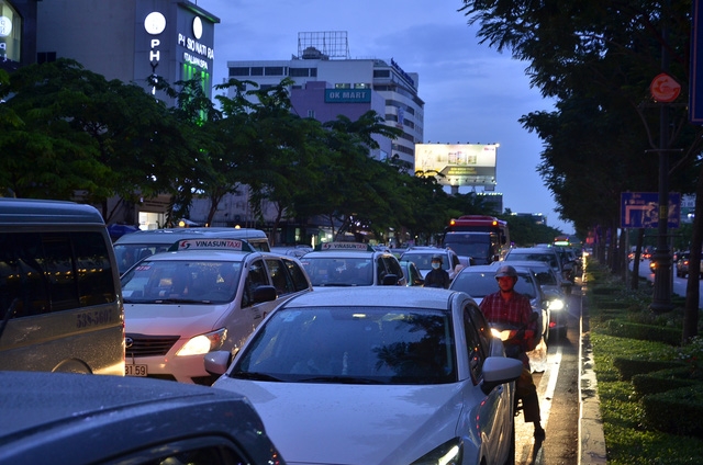 Các phương tiện đứng im trên đường