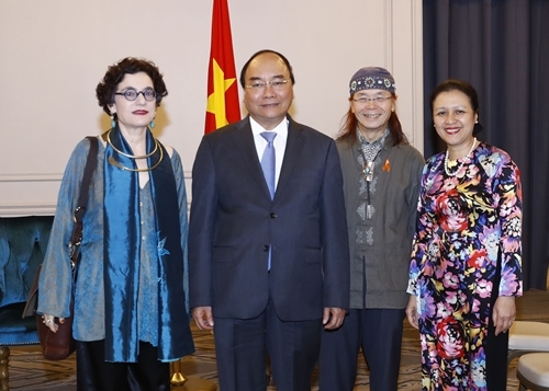 [30/05/2017 07:45:44] Chiều 29/5/2017, theo giờ địa phương (rạng sáng 30/5, theo giờ Hà Nội), tại thành phố New York, Hoa Kỳ, Thủ tướng Nguyễn Xuân Phúc tiếp vợ chồng ông Ngô Thanh Nhàn và bà Merle Ratner, những người đã có các nỗ lực, hỗ trợ và đóng góp tích cực trong việc thúc đẩy quan hệ giữa nhân dân hai nước Việt Nam và Hoa Kỳ, đặc biệt trong lĩnh vực khắc phục hậu quả chiến tranh, ủng hộ cuộc đấu tranh đòi công lý cho các nạn nhân chất độc da cam/dioxin Việt Nam. Ảnh: Thống Nhất  TTXVN