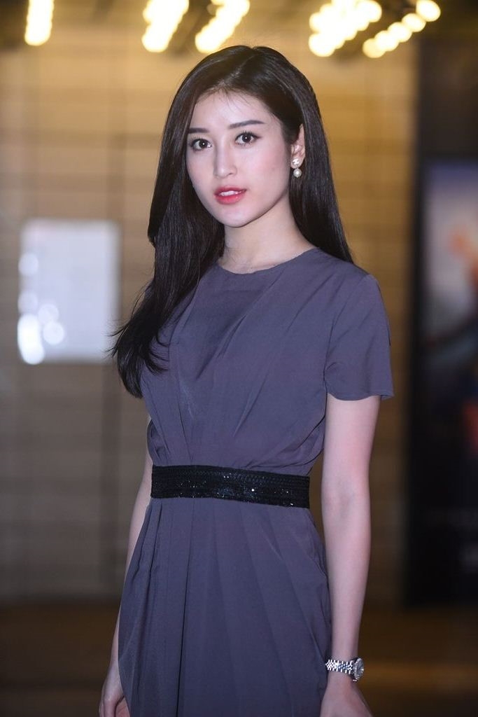 A hau Huyen My mot minh di xem phim sau on ao 'tan tinh' thieu gia hinh anh 2