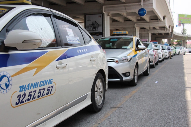 Nguoi dung noi gi ve cuoc chien taxi truyen thong va Uber, Grab? hinh anh 1