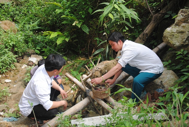 Chuyện lạ ở Lào Cai: Sống trong bóng tối ngay chân đập thủy điện - Ảnh 1.