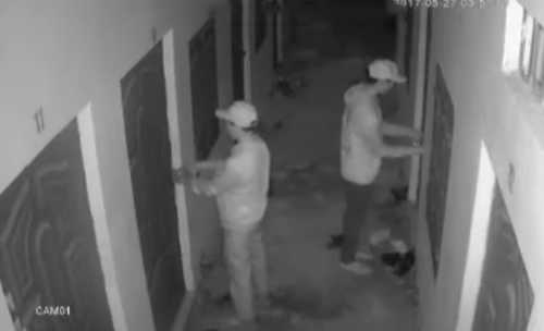 clip: 2 ke dot nhap khu tro trong dem, lieu linh cay cua dat xe may hinh anh 1