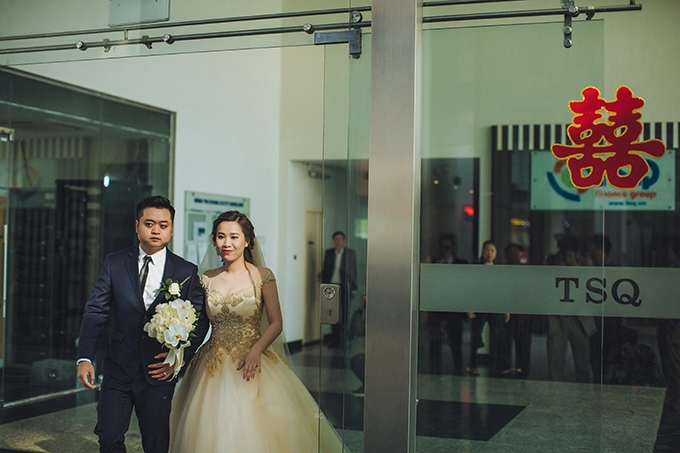 Cô dâu Hồng Trang xuất hiện rạng rỡ trong bộ soiree màu be điểm ren ánh kim của nhà thiết kế Lek Chi. Chuyên gia trang điểm Dũng Nguyễn chọn cho cô dâu phong cách make up căng mọng, tràn đầy sức sống.