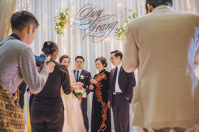 Trong giây phút cám ơn quan viên, khách quý hai họ, nhiều người đã nói vui rằng NSND Hoàng Dũng đang đứng ra phán xử cho con trai, giống một tình tiết trong phim Người phán xử.