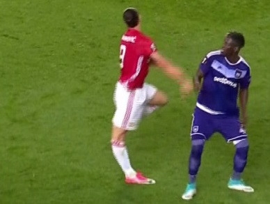 Ibrahimovic da choi bong tro lai hinh anh 1