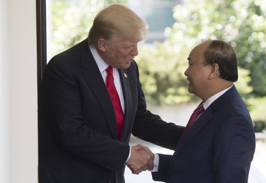 Thu tuong Nguyen Xuan Phuc gap TT Donald Trump tai Nha Trang hinh anh 2