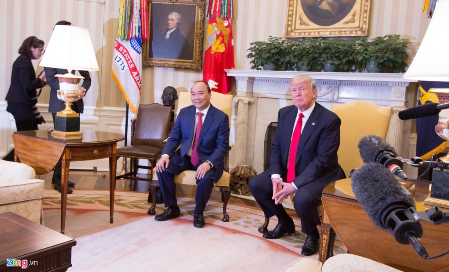 Thu tuong Nguyen Xuan Phuc gap TT Donald Trump tai Nha Trang hinh anh 3