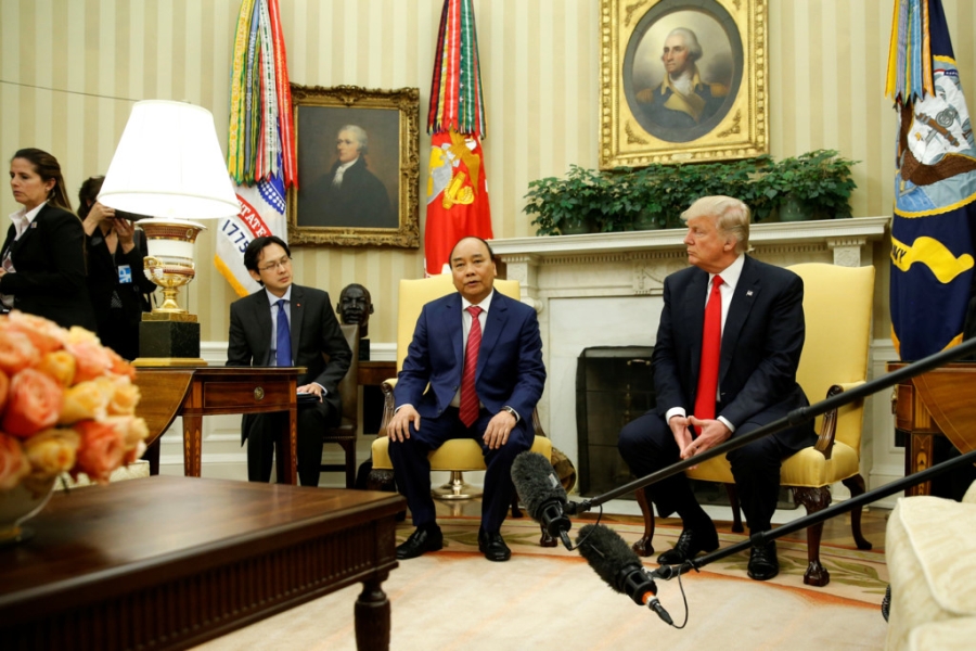 Thu tuong Nguyen Xuan Phuc gap TT Donald Trump tai Nha Trang hinh anh 4