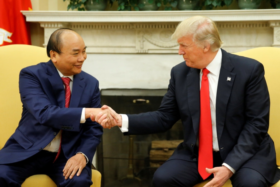 Thu tuong Nguyen Xuan Phuc gap TT Donald Trump tai Nha Trang hinh anh 5