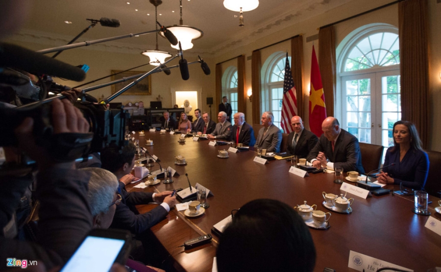 Thu tuong Nguyen Xuan Phuc gap TT Donald Trump tai Nha Trang hinh anh 6