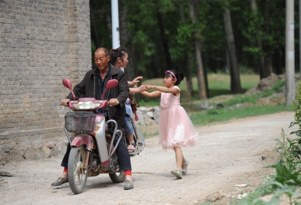 be-gai-9-tuoi-chay-gan-2-km-de-niu-me-o-nha-1