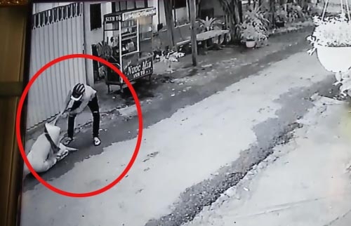 clip: táo tọn quạt ngã, cuóp day chuyèn tren cỏ 1 phụ nũ hinh anh 1