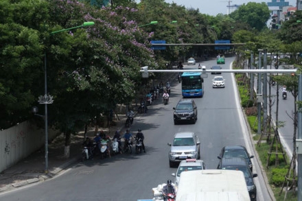 Người Hà Nội vật vã trong đợt nắng nóng đỉnh điểm ảnh 2