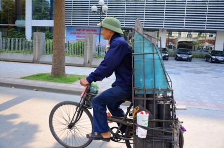 Người Hà Nội vật vã trong đợt nắng nóng đỉnh điểm ảnh 4