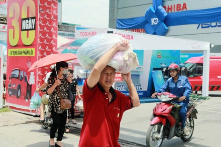Người Hà Nội vật vã trong đợt nắng nóng đỉnh điểm ảnh 5