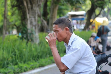 Người Hà Nội vật vã trong đợt nắng nóng đỉnh điểm ảnh 8