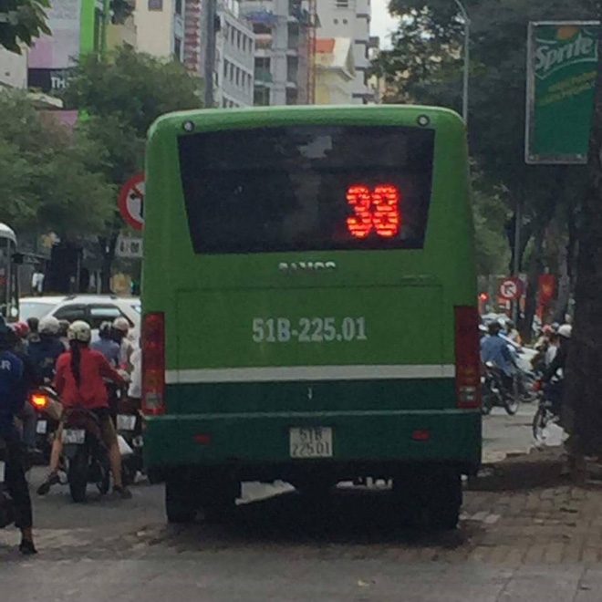 Kết quả hình ảnh cho xe buýt leo vỉa hè ở Sài Gòn