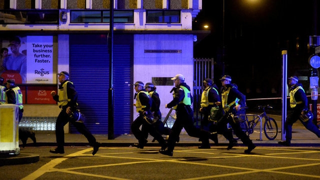  Cảnh sát được triển khai ở London sau các vụ tấn công tối ngày 3/6 (Ảnh: Reuters) 