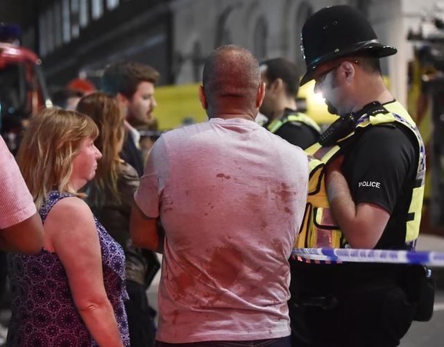  Các nhân chứng nói chuyện với cảnh sát vụ tấn công trên cầu London (Ảnh: Reuters) 