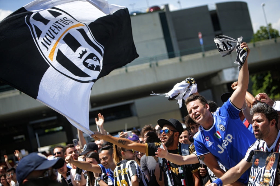 Fan Juventus chao don dan cau thu tro ve Turin hinh anh 2