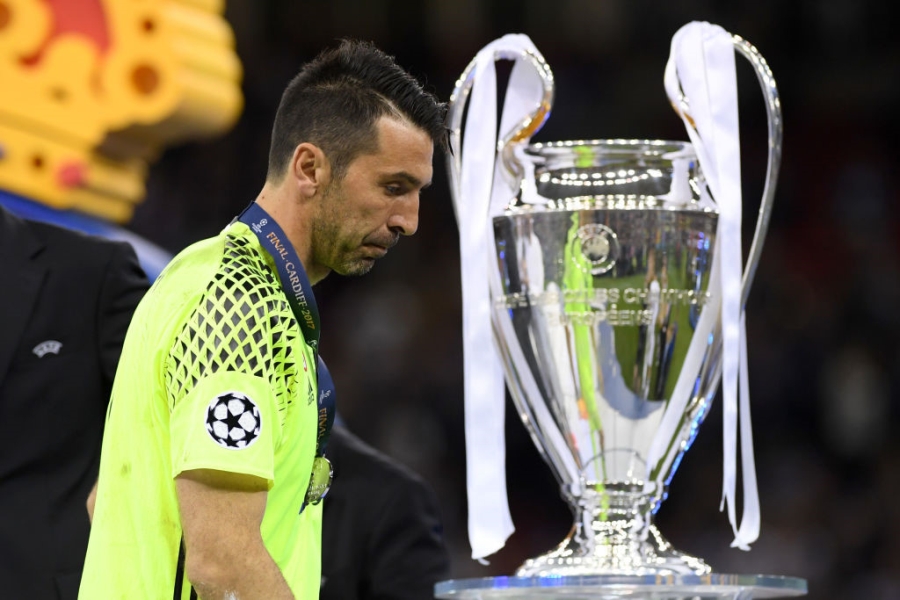 Fan Juventus chao don dan cau thu tro ve Turin hinh anh 10