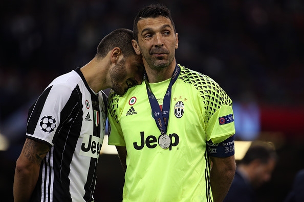 Fan Juventus chao don dan cau thu tro ve Turin hinh anh 11