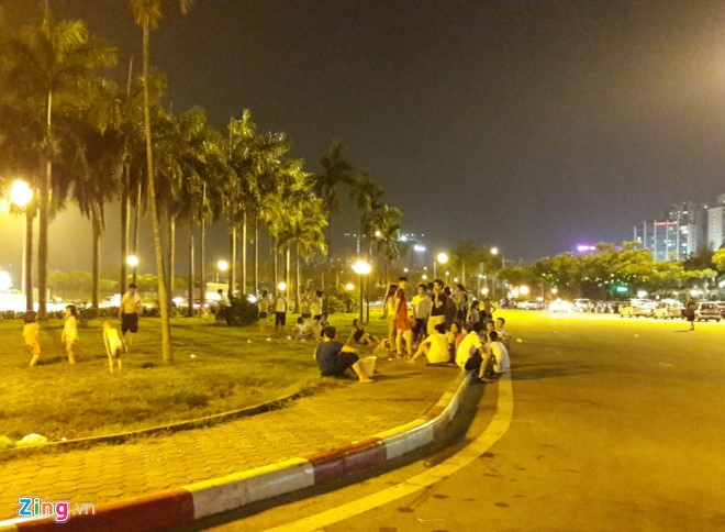 Ha Noi nang nong 41 do, giai khat chay hang, mo cua den khuya hinh anh 2